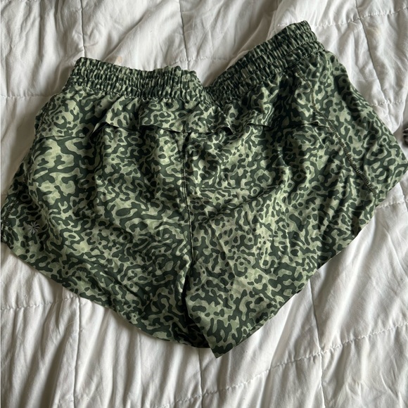 Athleta Shorts Green Camo S - Picture 3 of 3